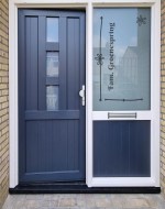 Raamfolie voordeur lijnen, bloemen en uw naam